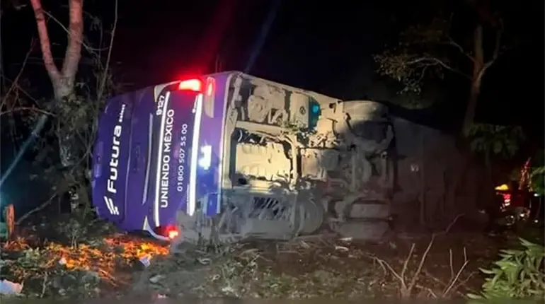 5 muertos y más de 20 heridos deja caída de autobús a barranco en Hidalgo