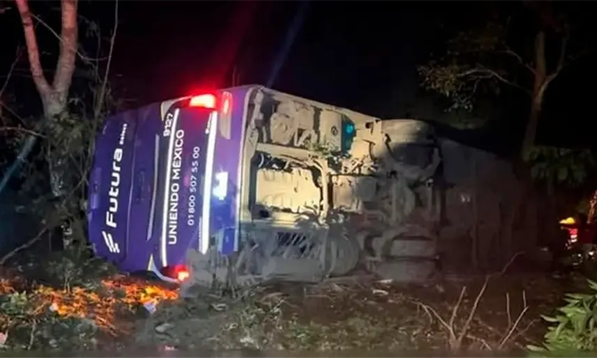 5 muertos y más de 20 heridos deja caída de autobús a barranco en Hidalgo