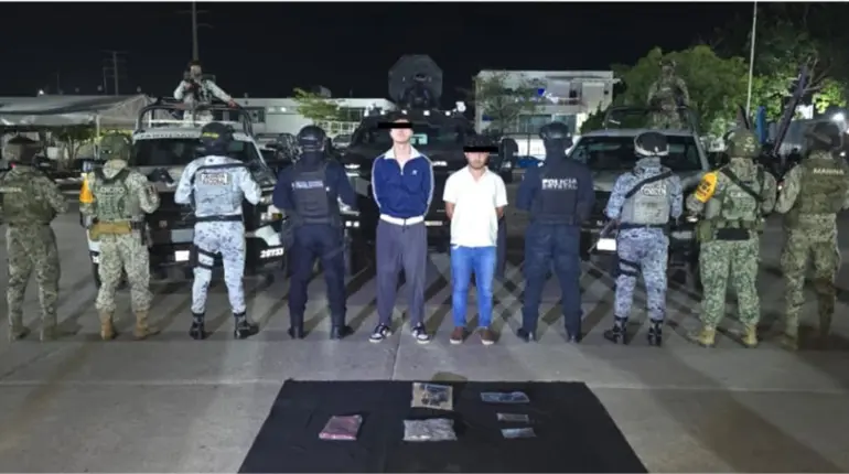 Detienen a 2 hombres en Parrilla; portaban un arma y drogas