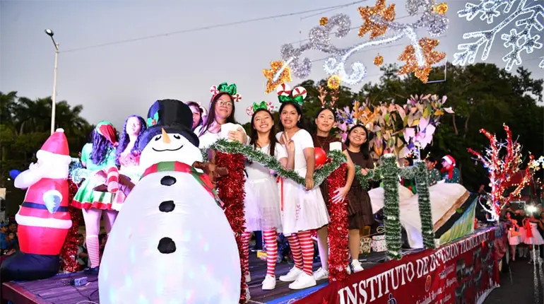 Disfrutan tabasqueños Caravana Navideña 2025