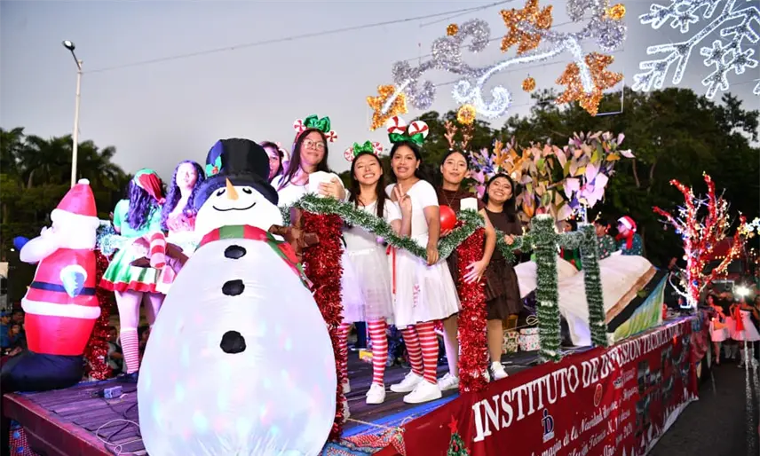Disfrutan tabasqueños Caravana Navideña 2025