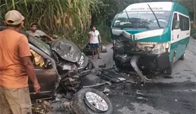 3 heridos por choque entre una combi y un coche en Tacotalpa