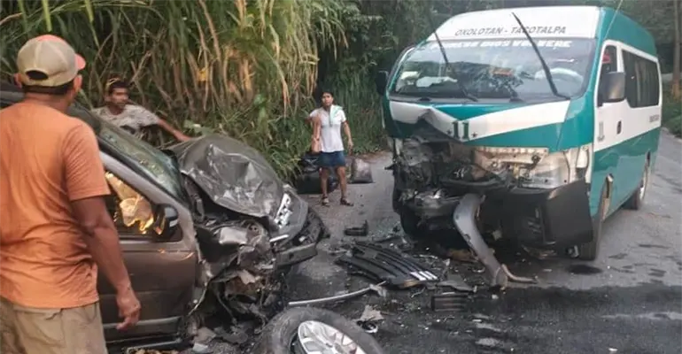 3 heridos por choque entre una combi y un coche en Tacotalpa
