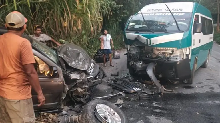 3 heridos por choque entre una combi y un coche en Tacotalpa