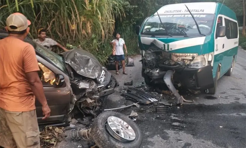 3 heridos por choque entre una combi y un coche en Tacotalpa