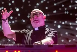 Sacerdote DJ presenta remix de "La Guadalupana" durante presentación en México