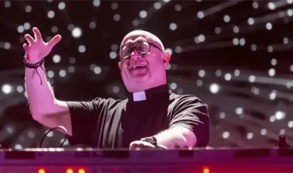 Sacerdote DJ presenta remix de "La Guadalupana" durante presentaci&oacute;n en M&eacute;xico