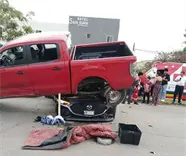 Camioneta termina montada en auto tras accidente en perif&eacute;rico Carlos Pellicer