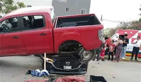 Camioneta termina montada en auto tras accidente en perif&eacute;rico Carlos Pellicer