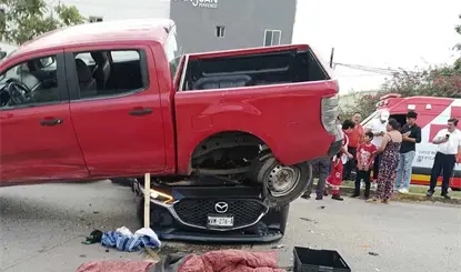 Camioneta termina montada en auto tras accidente en perif&eacute;rico Carlos Pellicer