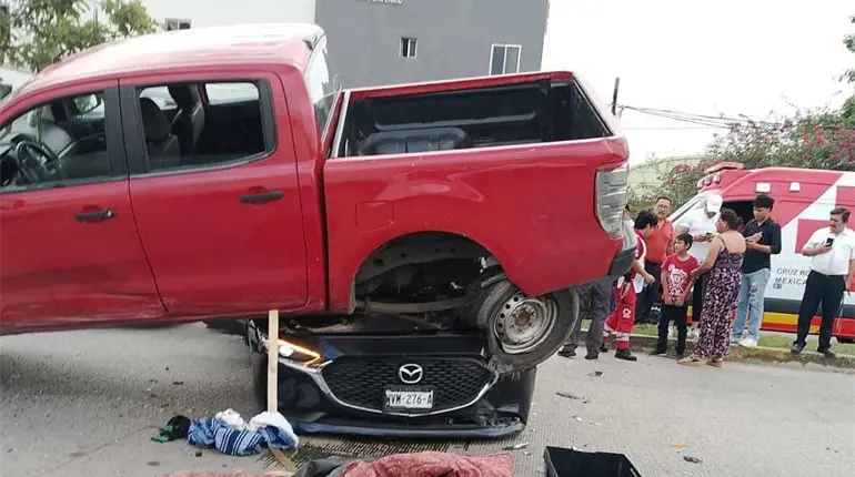 Camioneta termina montada en auto tras accidente en periférico Carlos Pellicer