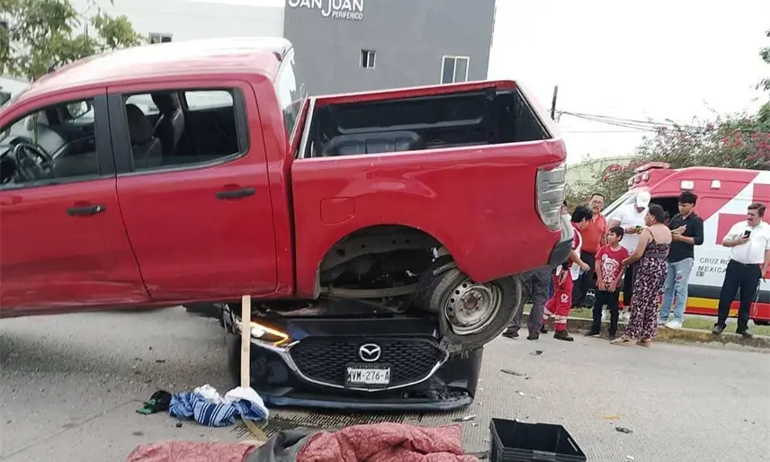 Camioneta termina montada en auto tras accidente en periférico Carlos Pellicer