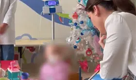 Fátima Bosch cumple promesa y regresa al Hospital del Niño con corona de Miss Universo