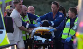 Ataque armado en playa de S&iacute;dney deja 12 muertos y 29 heridos