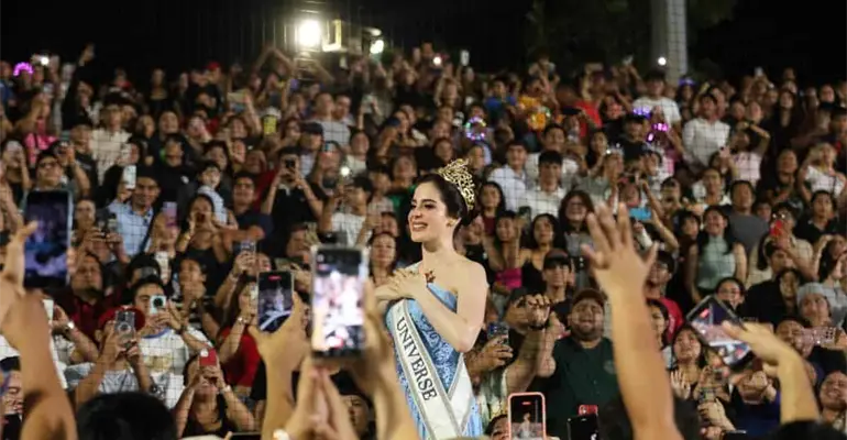 &acute;Esta corona es de ustedes&acute;: F&aacute;tima Bosch