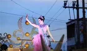 Desbordan tabasque&ntilde;os algarab&iacute;a en recibimiento a F&aacute;tima Bosch en Villahermosa