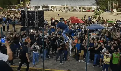 Cientos de tabasque&ntilde;os ingresan por la fuerza al Centenario para el festejo de la Miss Universo