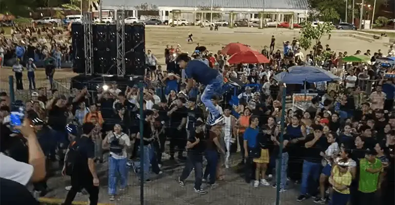 Cientos de tabasque&ntilde;os ingresan por la fuerza al Centenario para el festejo de la Miss Universo