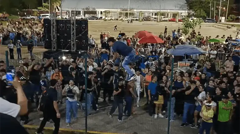 Cientos de tabasque&ntilde;os ingresan por la fuerza al Centenario para el festejo de la Miss Universo