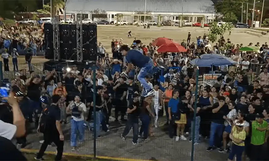 Cientos de tabasqueños ingresan por la fuerza al Centenario para el festejo de la Miss Universo