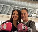 Sheinbaum "boxea" con la campeona mundial Diana "La Bonita" Fern&aacute;ndez