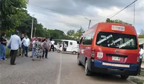 Tras bloqueo, habitantes de El Palmar acuerdan con empresa reparaci&oacute;n de calle