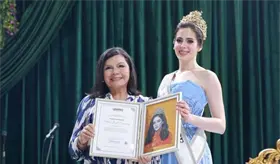 Centro entrega reconocimiento de Hu&eacute;sped Distinguida a F&aacute;tima Bosch