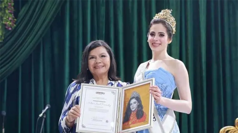 Centro entrega reconocimiento de Hu&eacute;sped Distinguida a F&aacute;tima Bosch