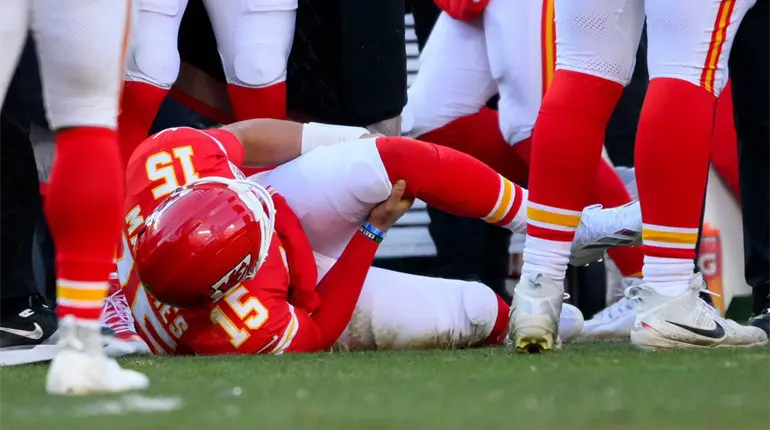 Patrick Mahomes sufre ruptura del ligamento cruzado anterior de rodilla