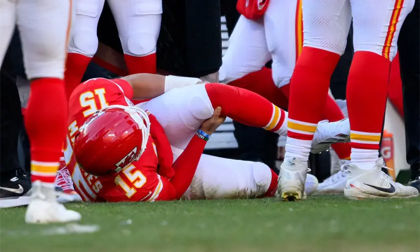 Patrick Mahomes sufre ruptura del ligamento cruzado anterior de rodilla