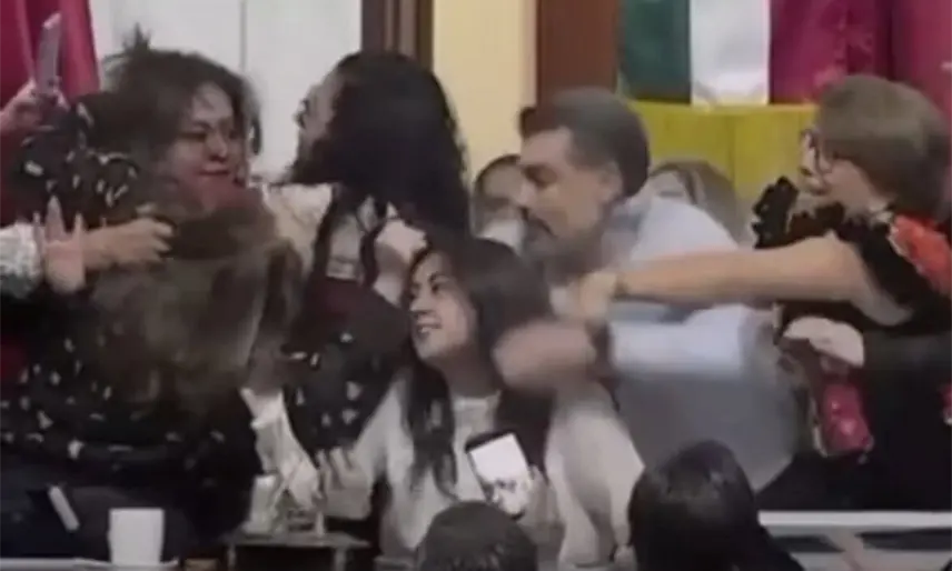 Entre golpes y jaloneos, PAN toma tribuna del Congreso de CDMX