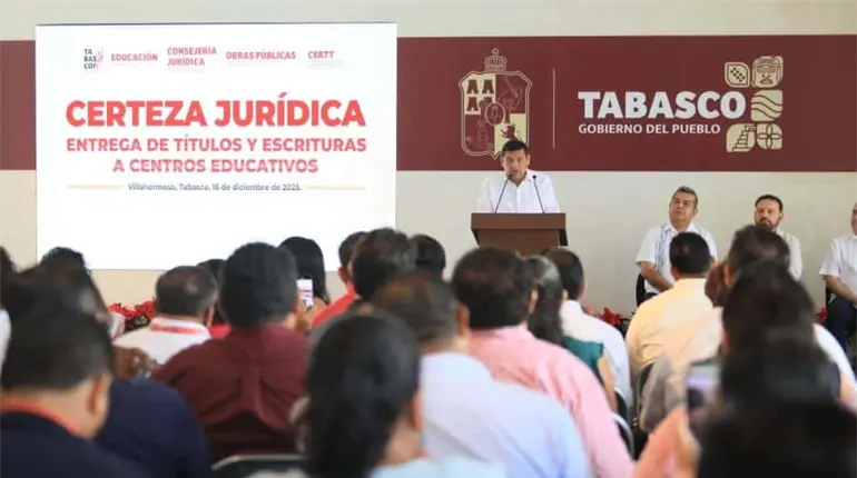Entrega Gobierno de Tabasco 52 t&iacute;tulos de propiedad a escuelas