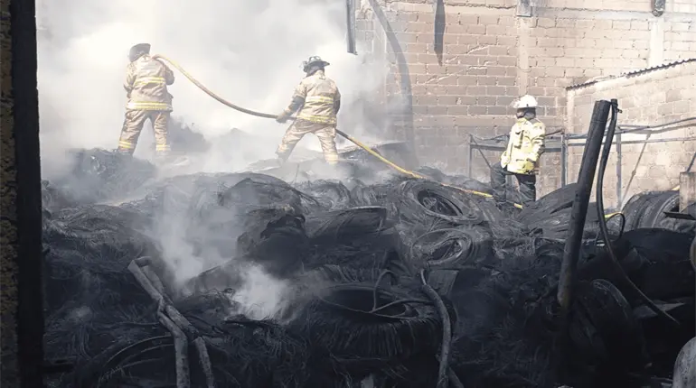 Varios muertos, deja desplome de avioneta cerca del aeropuerto de Toluca