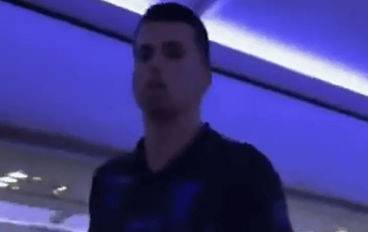 Joao Cancelo protagoniza altercado con aficionado en vuelo hacia Europa