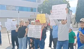 Extrabajadores de SSPC exigen pago de sus pensiones frente a Palacio de Gobierno