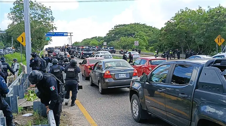 Tras bloqueo, damnificados del 2007 son retirados por antimotines y atendidos por autoridades