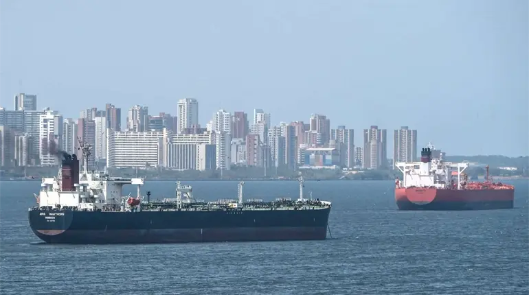 Trump ordena bloquear todos los buques petroleros en Venezuela