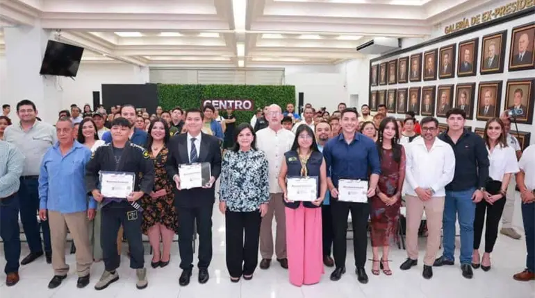 Entregan premio municipal de la Juventud y el deporte a destacados centrenses