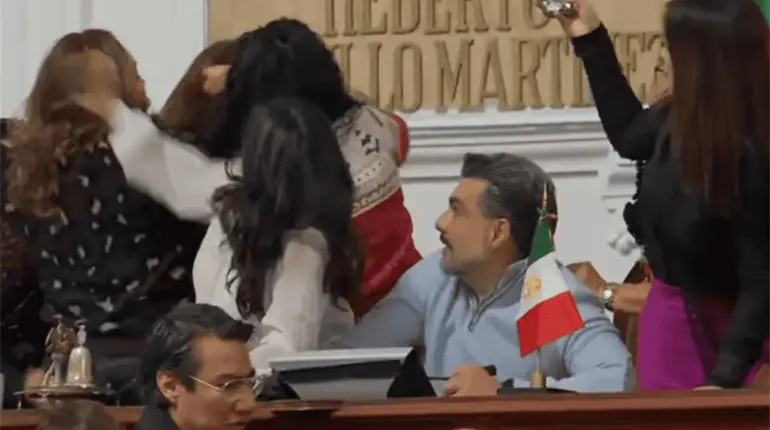 Califica Sheinbaum de "espect&aacute;culo" pleito de diputados en el Congreso de CDMX