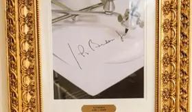 "El m&aacute;s dormil&oacute;n Biden"; Trump se burla del dem&oacute;crata en placa colocada en su retrato