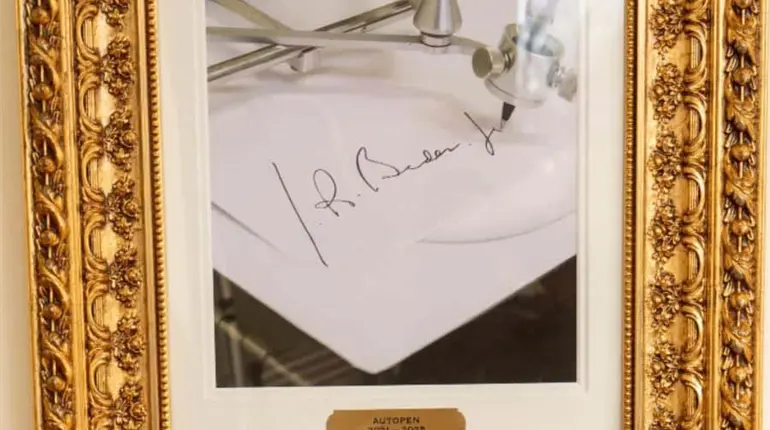 "El m&aacute;s dormil&oacute;n Biden"; Trump se burla del dem&oacute;crata en placa colocada en su retrato