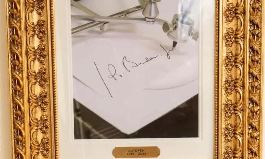 "El más dormilón Biden"; Trump se burla del demócrata en placa colocada en su retrato