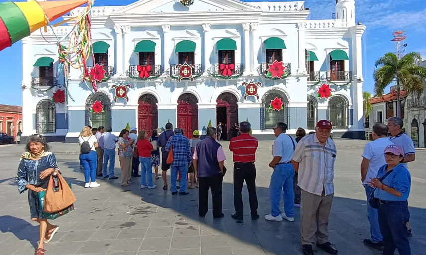 Reanudan jubilados del ISSET protestas por adeudos de fin de año