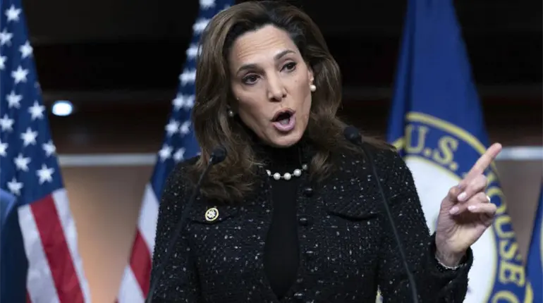 Congresista de EE.UU. llama a Sheinbaum a respaldar a Washington y no apoyar "dictaduras" en Venezuela y Cuba