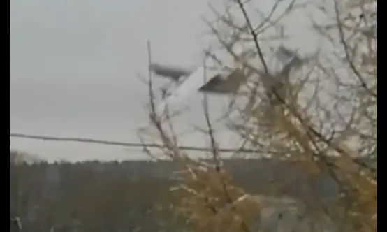 Avión militar ruso se parte en dos en pleno vuelo; hay 7 muertos