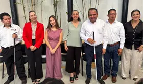 Entrega DIF Tabasco 27 bastones a personas con discapacidad visual
