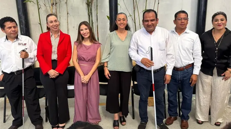 Entrega DIF Tabasco 27 bastones a personas con discapacidad visual