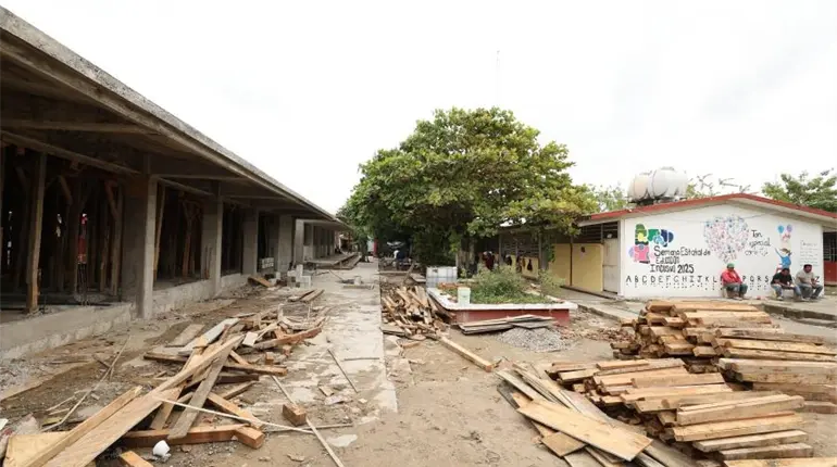 Avance del 80% en reconstrucci&oacute;n de secundaria federal en Centla, reporta Sotop