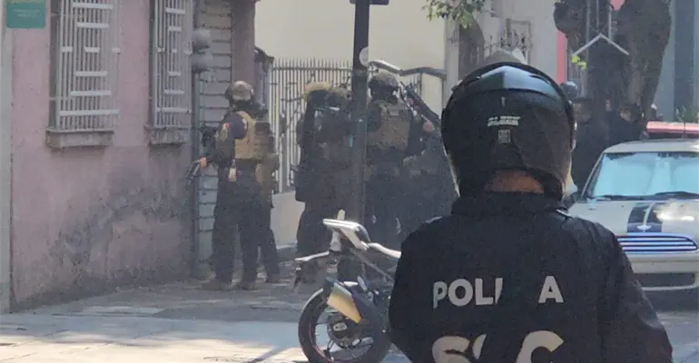 6 detenidos y un oficial herido deja balacera entre delincuentes y polic&iacute;as en CDMX