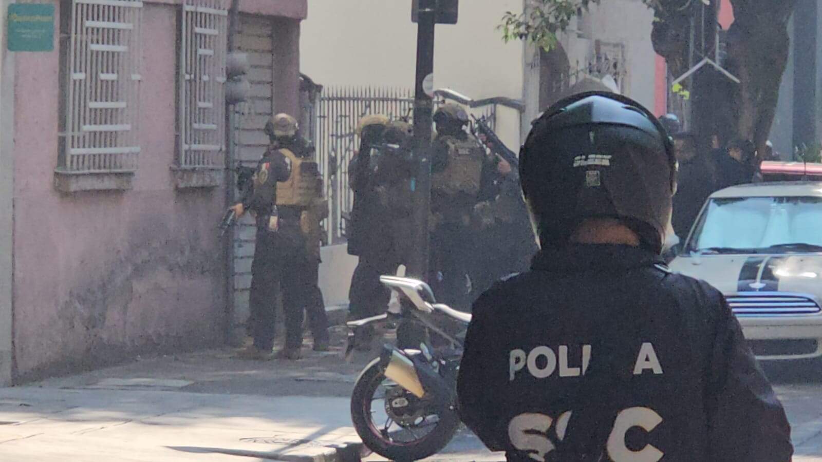 Balean a polic&iacute;a en operativo antiextorsi&oacute;n en la colonia Ju&aacute;rez de la CDMX; hay 4 detenidos